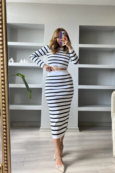 Beyaz Çizgili Uzun Kol Bağlama Detaylı Crop Triko Takım
