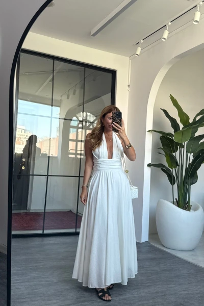 BEYAZ DEKOLTE DETAY ASKILI ELBİSE