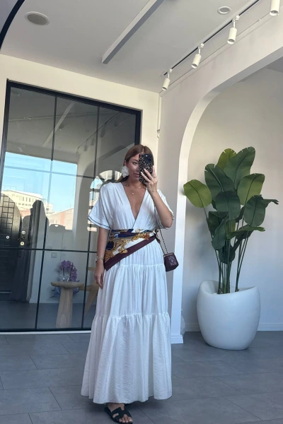 BEYAZ DEKOLTE DETAY BELİ BÜZGÜLÜ ELBİSE