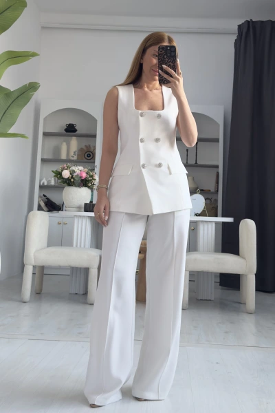 Beyaz Düğmeleri Taş Detaylı Yelekli Takım