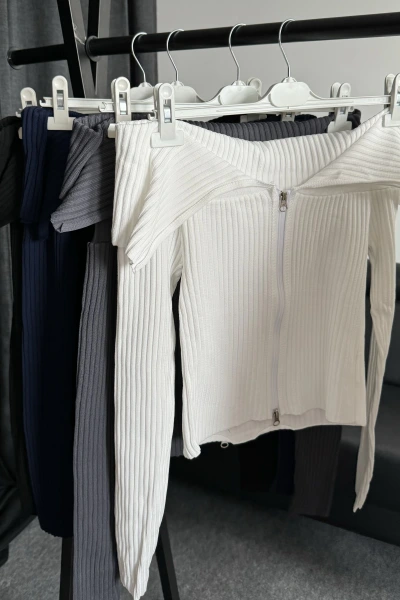 Beyaz Fermuar Detaylı Madonna Kazak