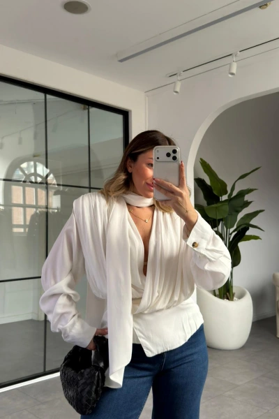 BEYAZ FULARLI TASARIM BLUZ