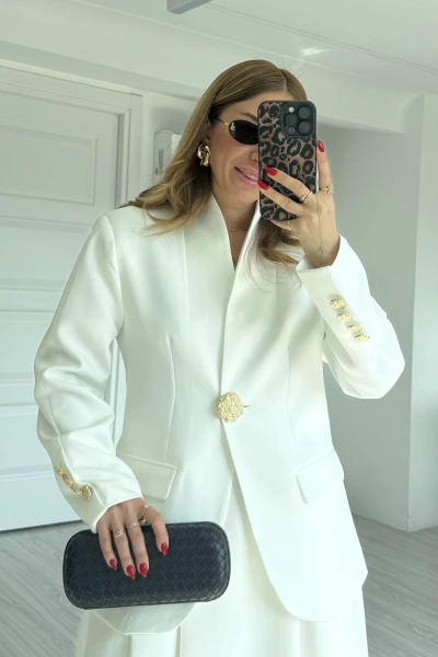 Beyaz Gold Düğmeli Tasarım Ceket