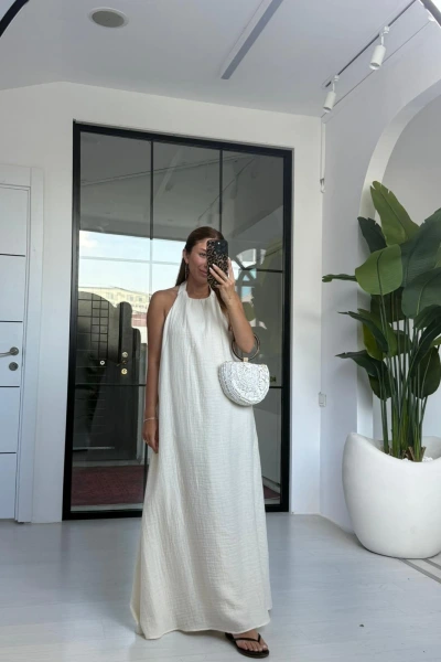 BEYAZ BOYUNDAN BAĞLAMALI SIRT DETAY MÜSLİN ELBİSE