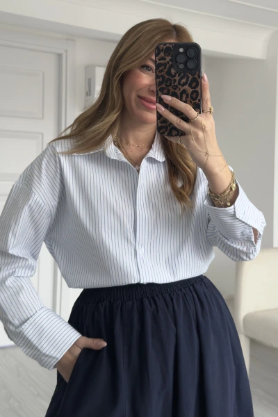 Beyaz İnce Çizgili V Yaka Gömlek