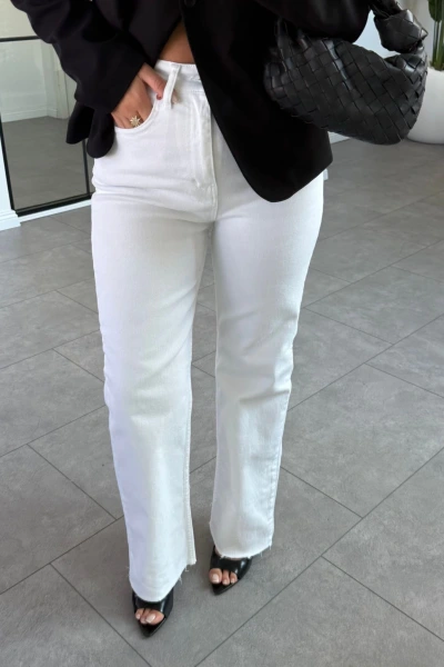 BEYAZ KESİK PAÇA JEAN