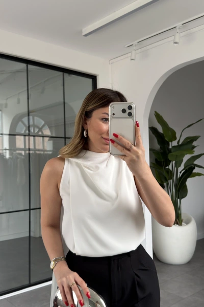 BEYAZ KOLSUZ FULARLI BLUZ