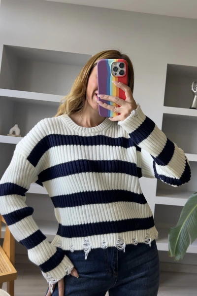 Beyaz Lacivert Çizgili Detaylı Kazak