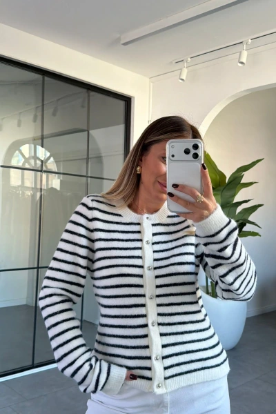 BEYAZ LACİVERT ÇİZGİLİ TRİKO HIRKA