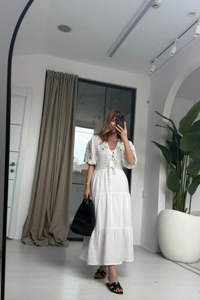 BEYAZ NAKIŞLI BAĞLAMALI ELBİSE