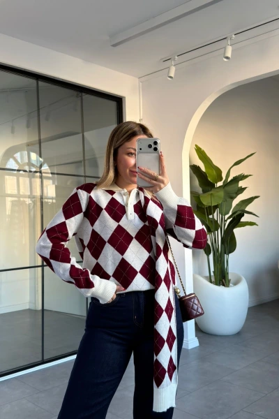 BEYAZ POLO YAKA ATKILI TRİKO KAZAK