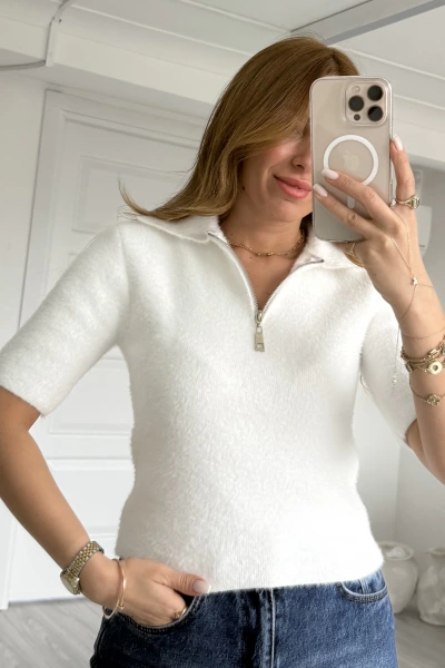 Beyaz Polo Yaka Fermuarlı Kısa Kollu Kazak