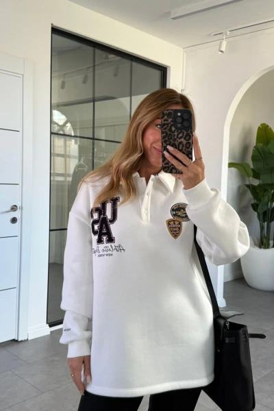 BEYAZ POLO YAKA NAKIŞLI SWEATSHIRT