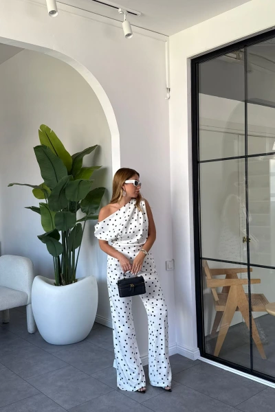 BEYAZ PUANTİYELİ DÜŞÜK OMUZ SATEN TAKIM