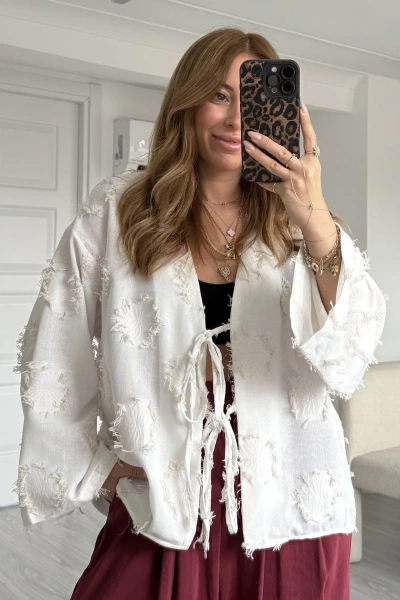 Beyaz Püsküllü Bağlamalı Gömlek