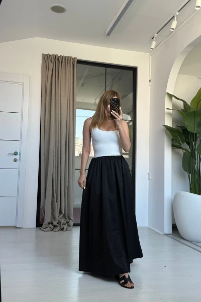 BEYAZ-SİYAH BELİ BÜZGÜLÜ UZUN ELBİSE