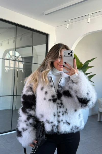 BEYAZ SİYAH FERMUARLI KÜRK MONT