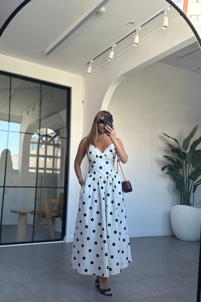 BEYAZ SİYAH PUANTİYELİ V YAKA AYARLANABİLİR İP ASKILI ELBİSE