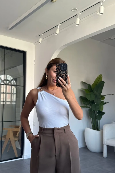 BEYAZ TEK OMUZ GOLD AKSESUARLI BLUZ