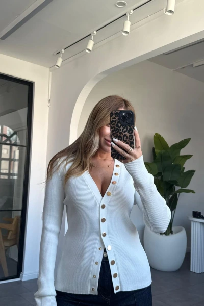 BEYAZ V YAKA GOLD DÜĞME DETAY HIRKA