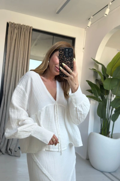 BEYAZ V YAKA MÜSLİN BLUZ