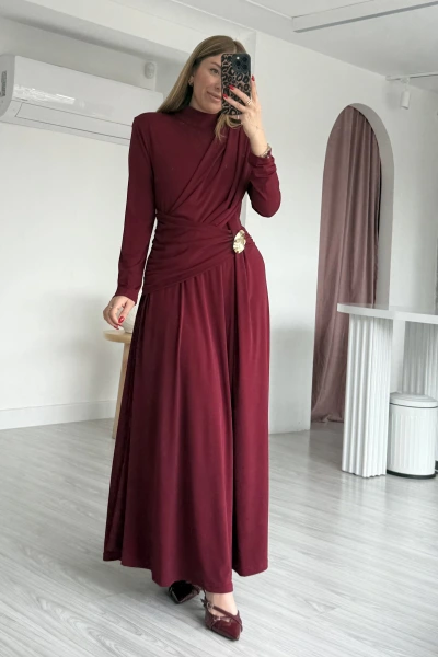 Bordo Broşlu Büzgülü Elbise
