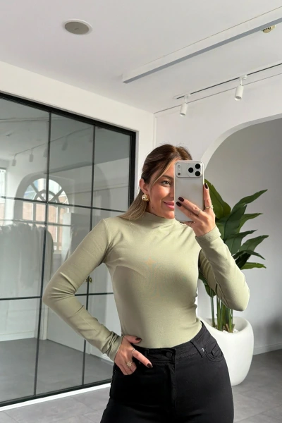 ÇAĞLA YEŞİLİ DİLVİN YARIM BALIKÇI YAKA BODY