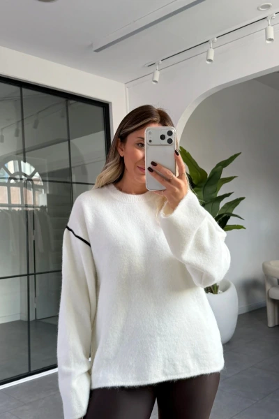 EKRU ÇİZGİ DETAY YUMOŞ KAZAK