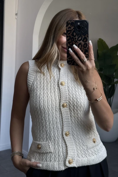 EKRU GOLD DÜĞME DETAYLI SAÇ ÖRGÜ DETAYLI YELEK