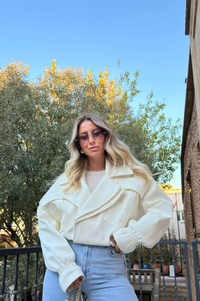 EKRU KOLLARI VE BELİ LASTİKLİ GABARDİN CEKET