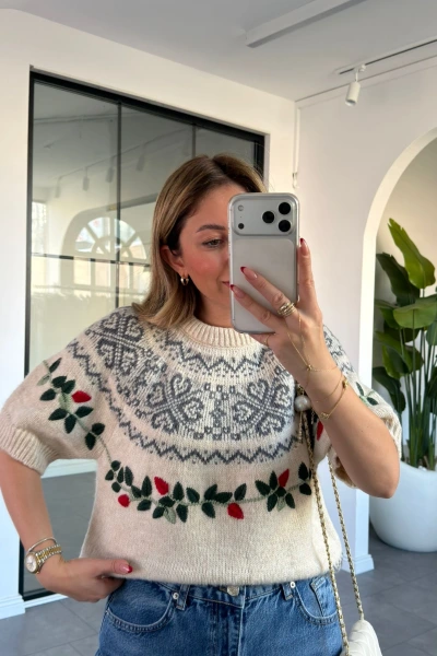 EKRU NAKIŞ İŞLEMELİ KISA KOL TRİKO KAZAK