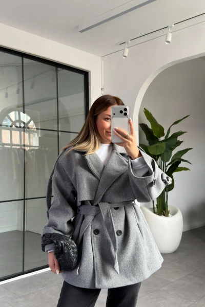 GRİ DÜĞMELİ MANŞET DETAY KUŞAKLI KAŞE KABAN