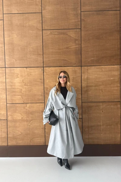 GRİ DÜĞMELİ MANŞET DETAY KUŞAKLI TRENÇKOT