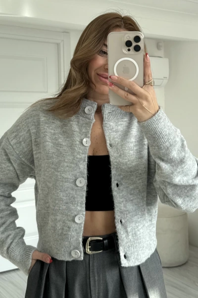 Gri Düğmeli Yumoş Hırka