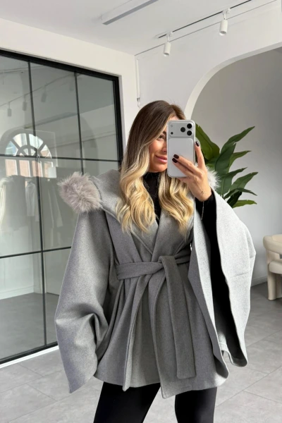 GRİ KÜRK DETAY KAPÜŞONLU KAŞE PANÇO