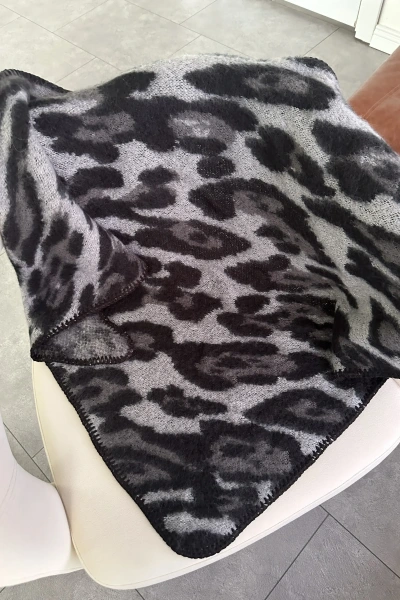 GRİ LEOPAR DESEN ÜÇGEN ŞAL