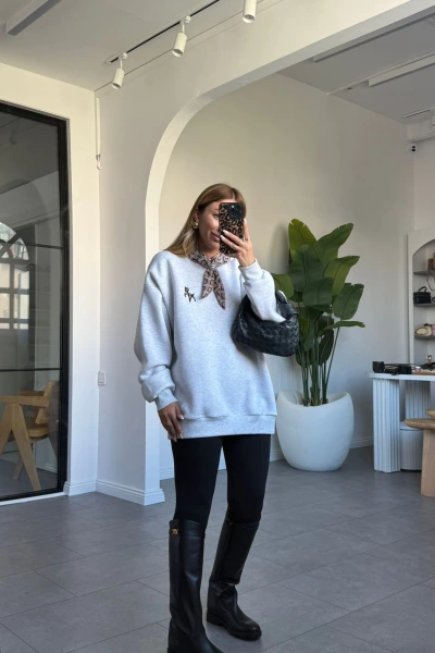 GRİ NAKIŞLI FULAR DETAYLI SWEATSHİRT