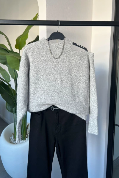 GRİ OMUZ DETAYLI KAZAK