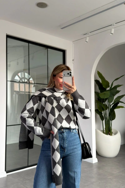 GRİ POLO YAKA ATKILI TRİKO KAZAK