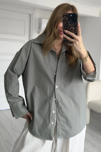Haki İnce Çizgili V Yaka Gömlek