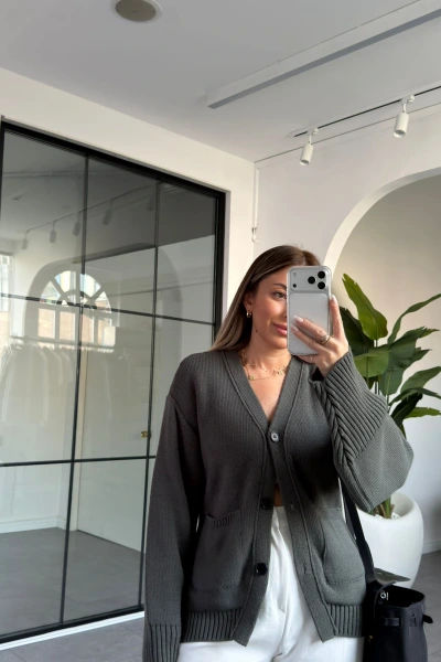 HAKİ ÜÇ DÜĞMELİ TRİKO HIRKA