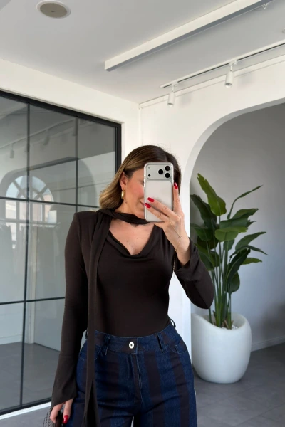 KAHVE ATKILI DEGAJE YAKA BLUZ 18209