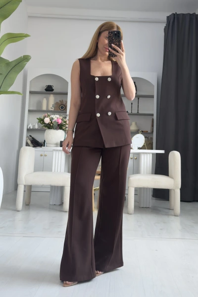 Kahve Düğmeleri Taş Detaylı Yelekli Takım