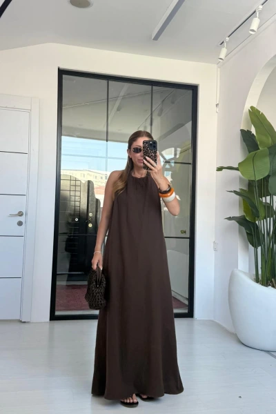 KAHVE BOYUNDAN BAĞLAMALI SIRT DETAY MÜSLİN ELBİSE