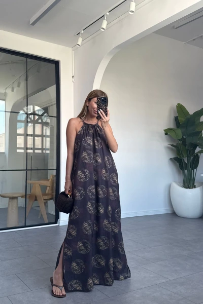 KAHVE HALTER YAKA YANDAN YIRTMAÇLI ELBİSE