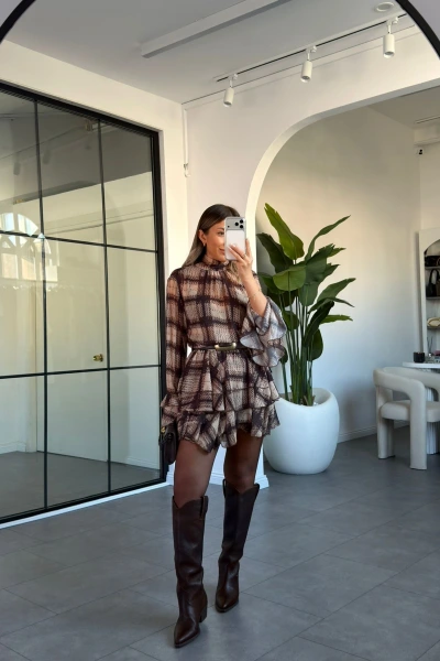 KAHVE KARELİ VOLANLI ŞİFON ELBİSE