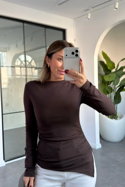 KAHVE KAYIK YAKA ASİMETRİK BLUZ
