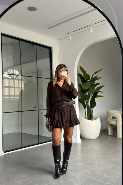 KAHVE KEMERLİ PİLİSELİ ŞİFON ELBİSE