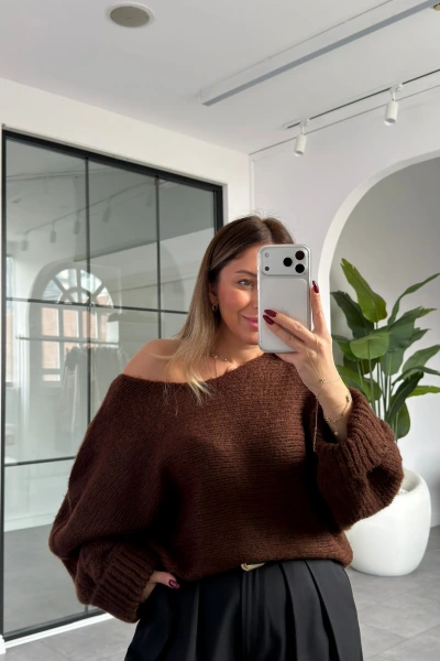 KAHVE KOLLARI KATLAMALI SALAŞ TRİKO KAZAK