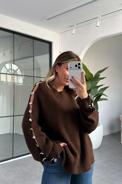 KAHVE KOLU AKSESUAR DETAYLI KAZAK